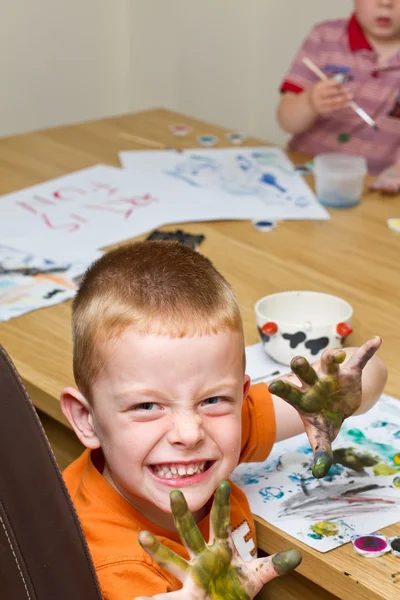 Küçük çocuk resim boyama — Stok fotoğraf