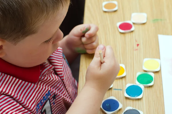 Little boy painting a picture — Stock Photo, Image