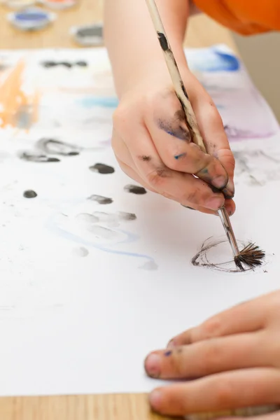 Küçük çocuk resim boyama — Stok fotoğraf