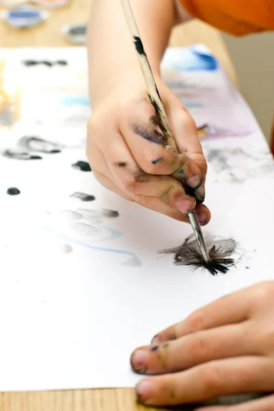 Little boy painting a picture — Stock Photo, Image