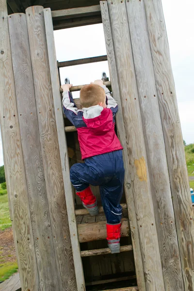 Malý chlapec, lezení po žebříku — Stock fotografie