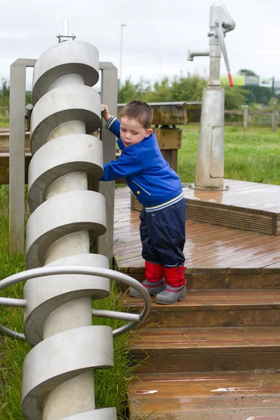 Niño jugando en el parque — Foto de Stock