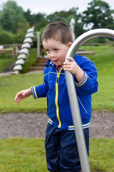 Kisfiú játszik a parkban — Stock Fotó