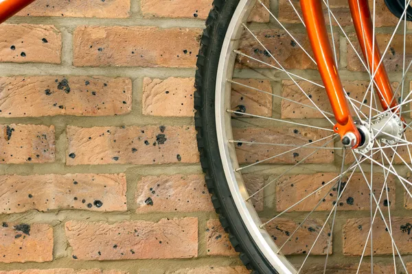 Bicicletta appesa al portapacchi in garage — Foto Stock