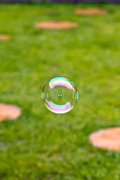 Fiú fúj buborékok — Stock Fotó