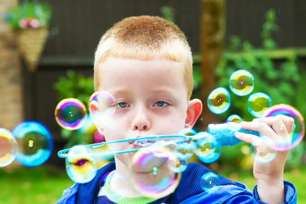 Pojken blåser bubblor — Stockfoto