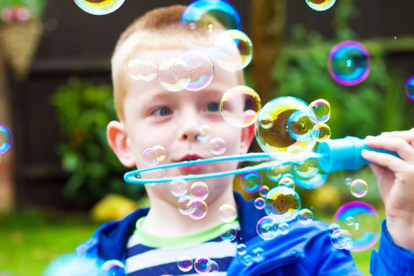 Jongen waait bubbels — Stockfoto