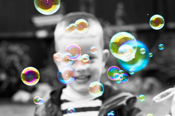 Мальчик пускает пузыри — стоковое фото