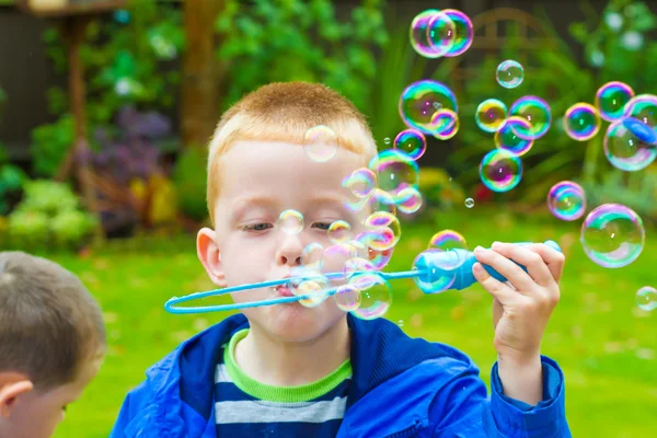 Jongen waait bubbels — Stockfoto