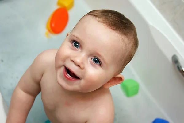 Junge in der Badewanne — Stockfoto