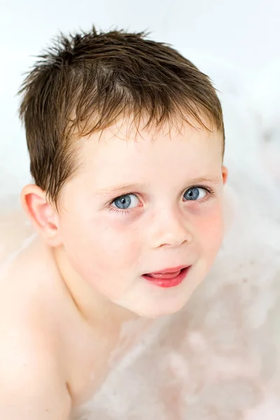 Kleiner Junge in der Badewanne — Stockfoto