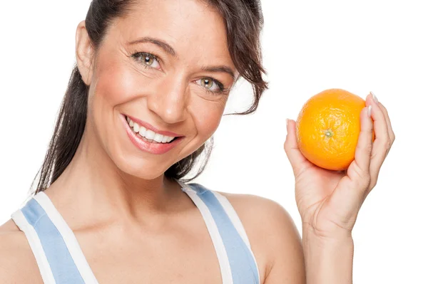 Mujer con naranja — Foto de Stock
