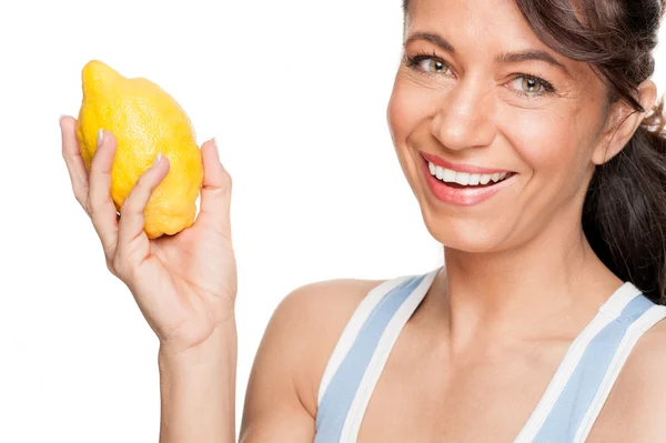 Vrouw met citroen — Stockfoto