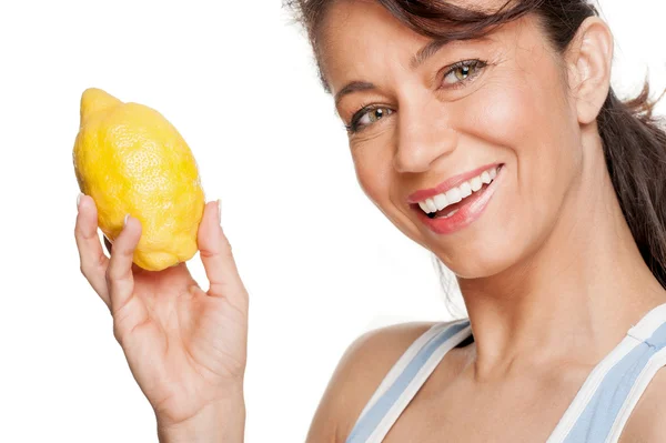 Жінка з лимоном — стокове фото