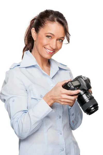 Женщина с DSLR — стоковое фото