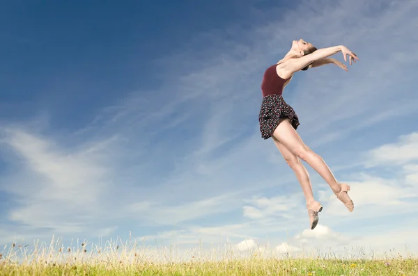 Jumping young woman — Stock Photo, Image