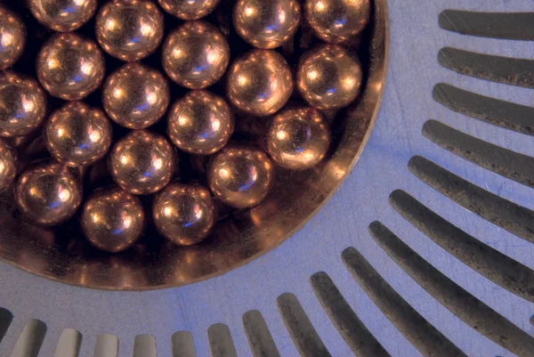 Små gyllene metallisk magnetiska kulor i kylaren — Stockfoto