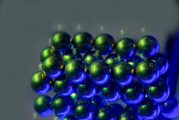 Kleine blauwe groene metalen magnetische ballen — Stockfoto