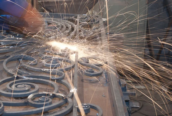 Pracownik spawania metali. produkcja i budowa — Zdjęcie stockowe