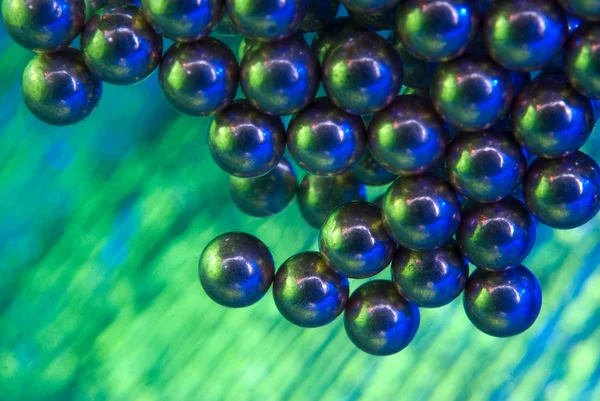Pequeñas bolas magnéticas metálicas verdes azules — Foto de Stock