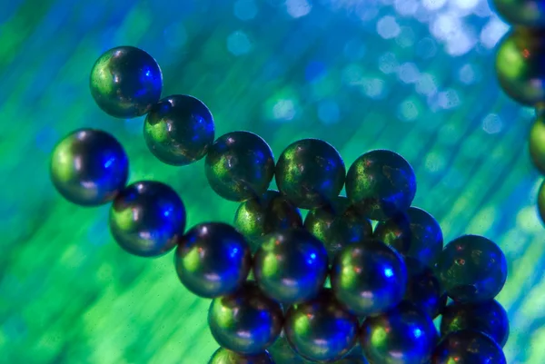 Pequeñas bolas magnéticas metálicas verdes azules — Foto de Stock