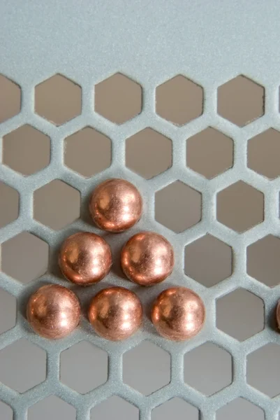 Malé kuličky v kovové vzorem — Stock fotografie