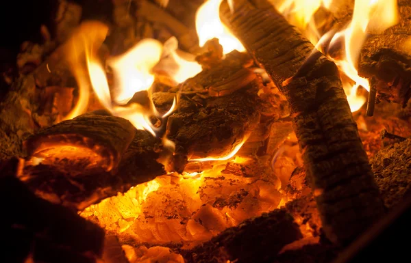 Brennholz in Flammen — Stockfoto