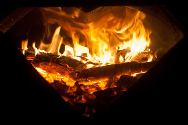 Leña en el fuego — Foto de Stock