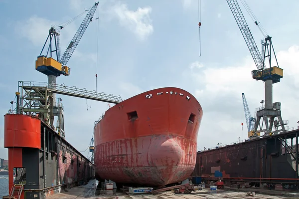 Hamnen i hamburg 2012 - fartyget i torrdocka — Stockfoto