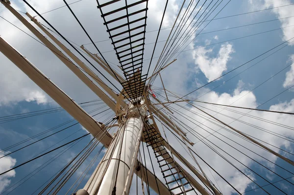 Port of Hamburg 2012 - main mast of a sailing ship — Stock Photo, Image