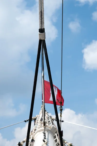 Porto de Hamburgo 2012 - lança lança com bandeira de Hamburgo — Fotografia de Stock