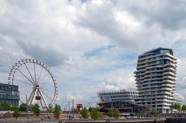 Haven van hamburg 2012 - big wheel steiger en marco polo toren — Stockfoto