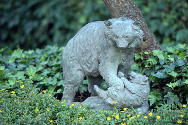 在日本的花园里熊家族 — 图库照片