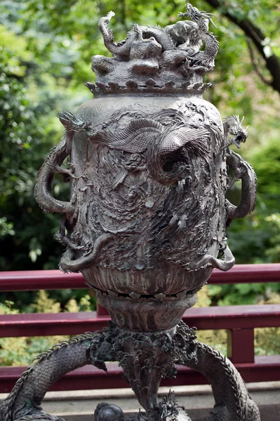 Drachenvase у японський сад — стокове фото