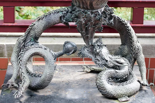 Drachenvase v japonské zahradě — Stock fotografie