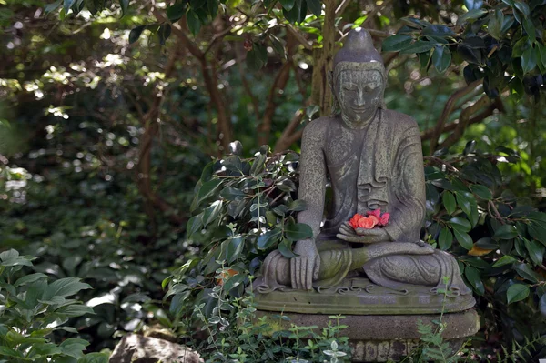 Statua di Buddha nel giardino giapponese — Foto Stock