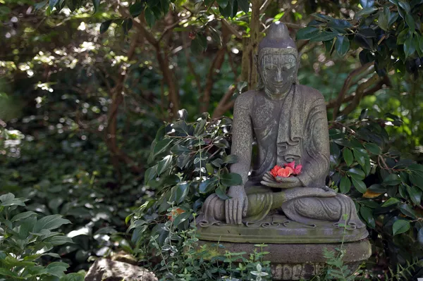 Estatua de Buda en jardín japonés Fotos de stock libres de derechos