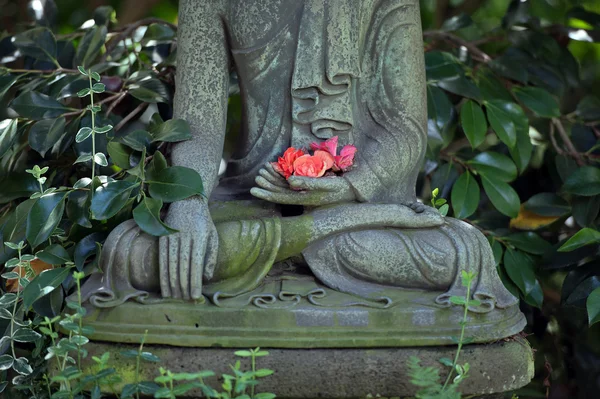 Socha Buddhy v japonské zahradě Stock Obrázky
