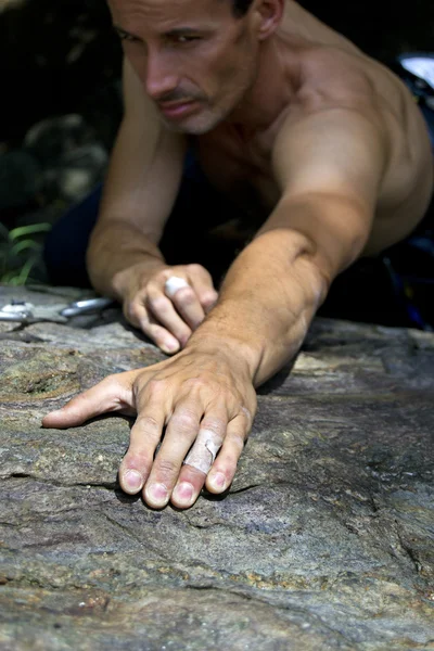 Człowiek wspinaczka na granit — Zdjęcie stockowe