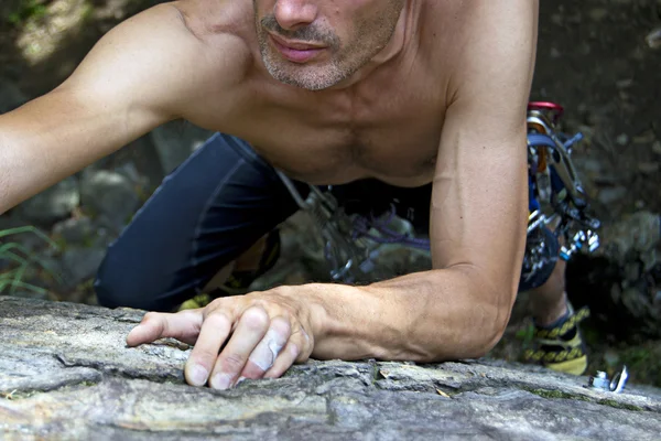 Homme grimpant sur le granit — Photo