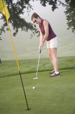 kadın golf oynarken onun mid 20s