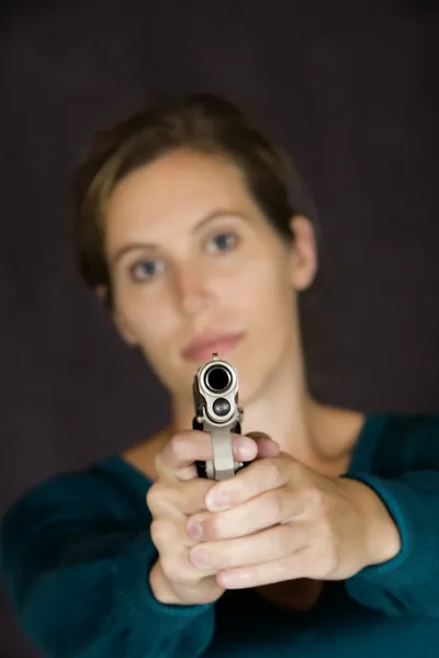 Mujer defendiéndose con pistola — Foto de Stock
