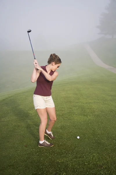 Nő a középső 20-as golfozni — Stock Fotó