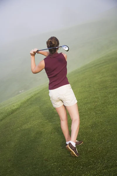 Nő a középső 20-as golfozni — Stock Fotó