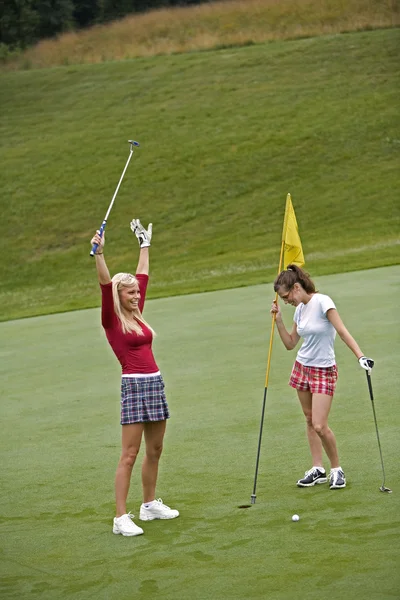 Golf oynarken erken yirmili yaşlarındaki kadınlarda — Stok fotoğraf