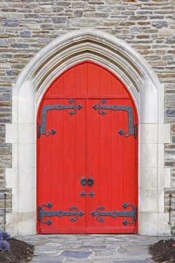 kilise kapılarını