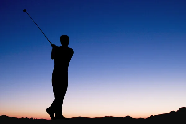 Jugar al golf al amanecer —  Fotos de Stock