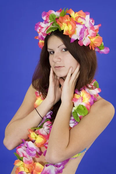 Tienermeisje gekleed als hula girl — Stockfoto