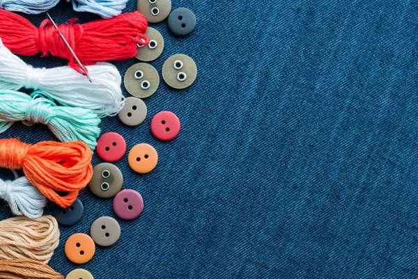 Blå jeans bakgrund med knappar och trådar. — Stockfoto