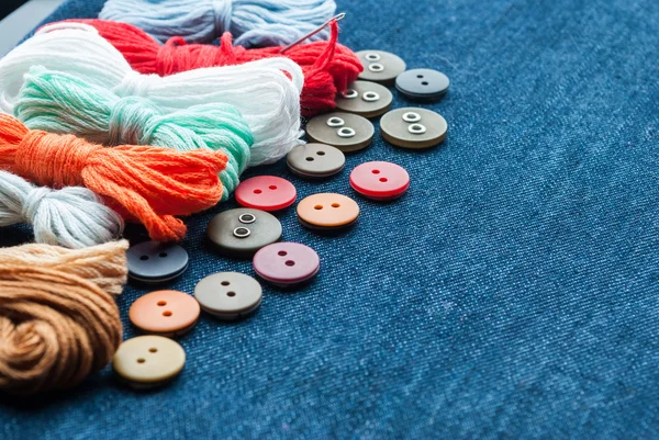 Blå jeans bakgrund med knappar och trådar. — Stockfoto